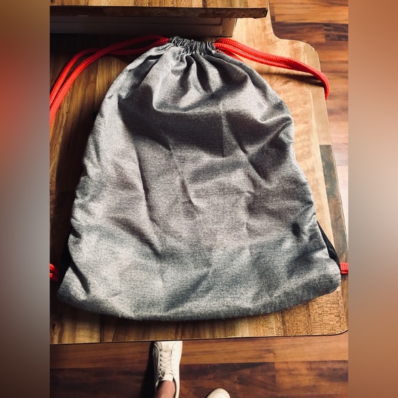 Adidas drawstring gym bag with zipper pocket and side pockets - Picture 3 of 4